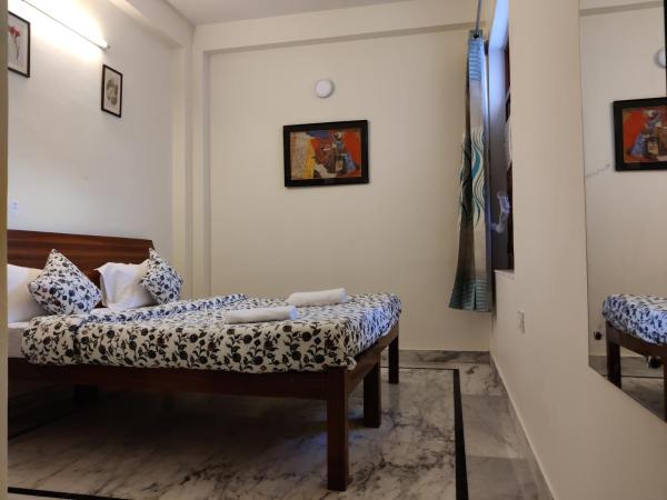 The Karauli Villa by Le Pension Stays : photo 1 de la chambre chambre double avec salle de bains privative