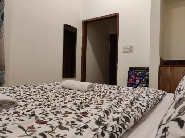 The Karauli Villa by Le Pension Stays : photo 2 de la chambre chambre double avec salle de bains privative