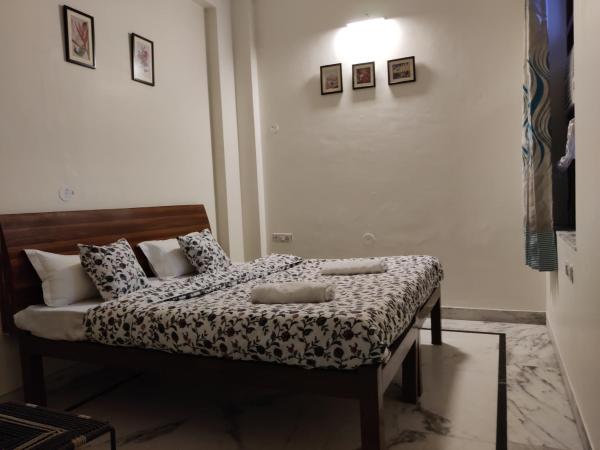 The Karauli Villa by Le Pension Stays : photo 3 de la chambre chambre double avec salle de bains privative