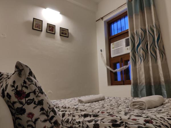 The Karauli Villa by Le Pension Stays : photo 4 de la chambre chambre double avec salle de bains privative
