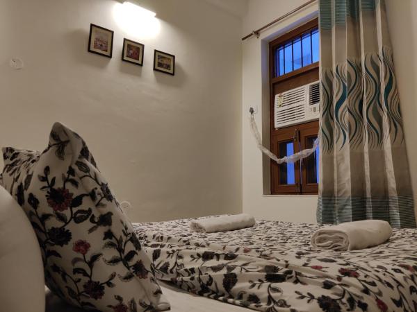 The Karauli Villa by Le Pension Stays : photo 5 de la chambre chambre double avec salle de bains privative