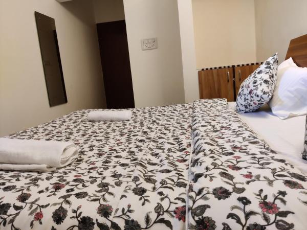 The Karauli Villa by Le Pension Stays : photo 6 de la chambre chambre double avec salle de bains privative