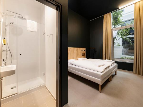JO&JOE Vienna : photo 3 de la chambre chambre lits jumeaux avec salle de bains privative