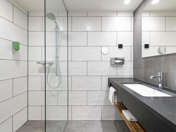 ibis Styles Hamburg Barmbek : photo 10 de la chambre chambre double familiale moderne avec canapé