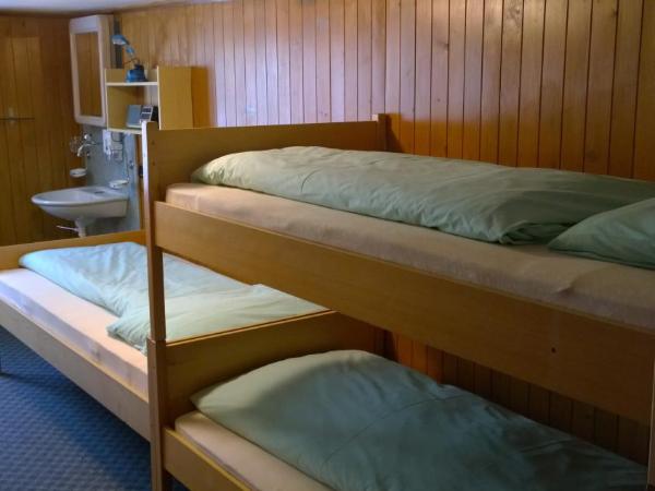 Swiss Lodge Hotel Bernerhof : photo 3 de la chambre chambre triple basique avec salle de bains commune