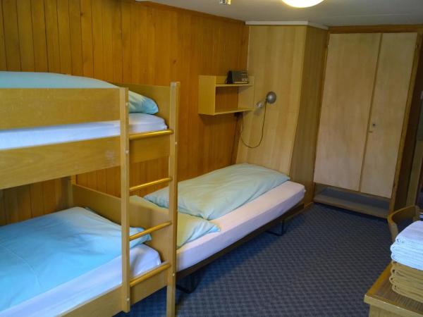 Swiss Lodge Hotel Bernerhof : photo 4 de la chambre chambre triple basique avec salle de bains commune