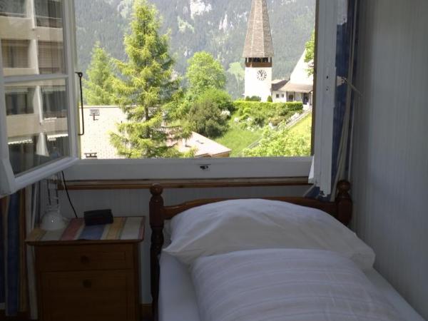 Swiss Lodge Hotel Bernerhof : photo 7 de la chambre chambre lits jumeaux avec salle de bains commune