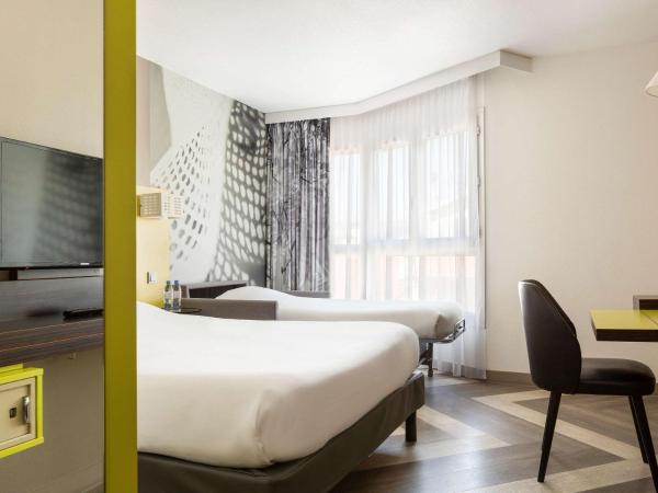 Ibis Styles Nice Centre Port : photo 1 de la chambre chambre standard avec 1 lit double et 1 canapé-lit simple