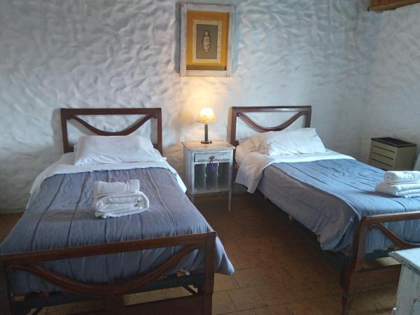 Hostal Schilling : photo 7 de la chambre chambre lits jumeaux avec salle de bains commune