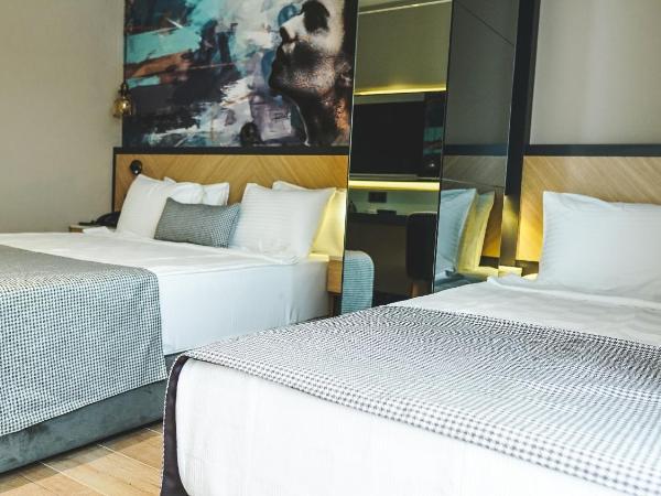 Ni Hotel Lara : photo 5 de la chambre chambre triple avec terrasse