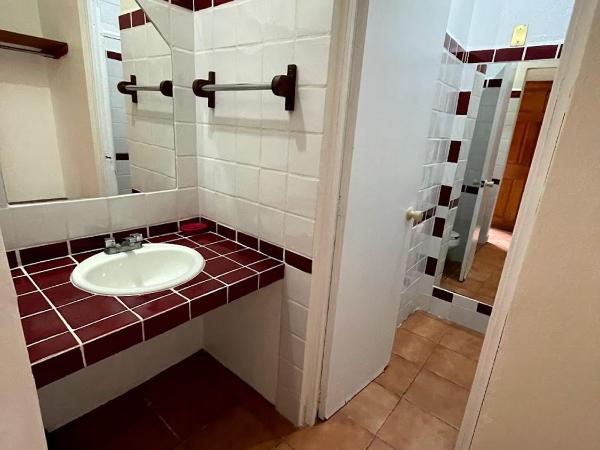 HOTEL BUGAMBILIAS : photo 7 de la chambre chambre standard avec 2 lits queen-size