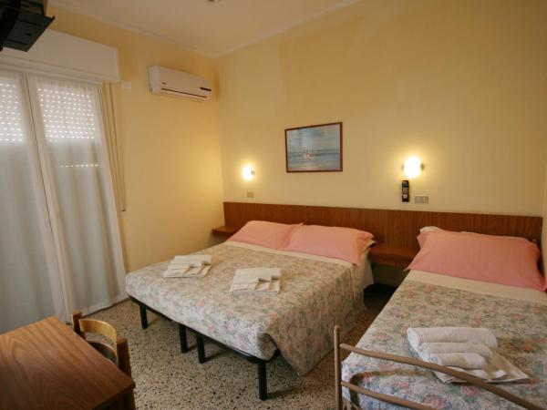 Hotel Amalfi : photo 8 de la chambre chambre triple basique