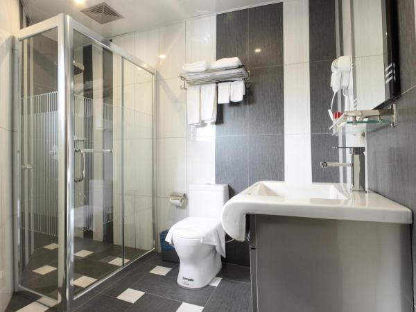 Mandarin Hotel Kota Kinabalu : photo 1 de la chambre chambre standard lit queen-size