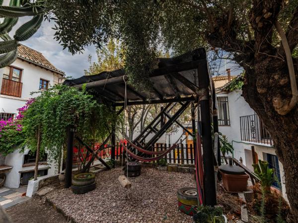Amaka House : photo 5 de la chambre chambre quadruple Économique avec salle de bains commune