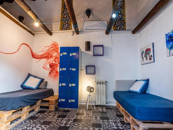 Amaka House : photo 10 de la chambre chambre quadruple Économique avec salle de bains commune