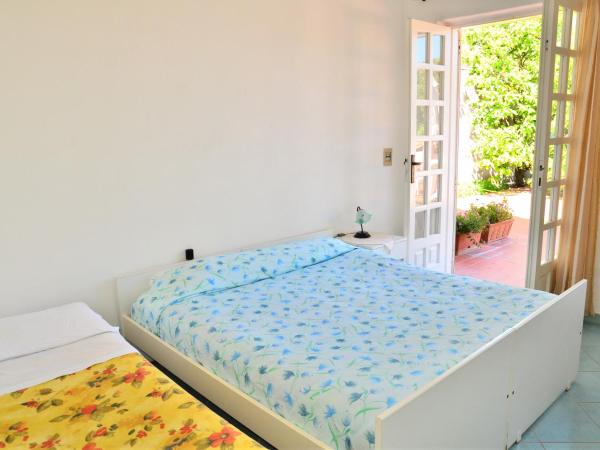 Hotel Villa Bernardina : photo 3 de la chambre chambre triple avec salle de bains