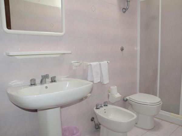 Hotel Villa Bernardina : photo 4 de la chambre chambre triple avec salle de bains