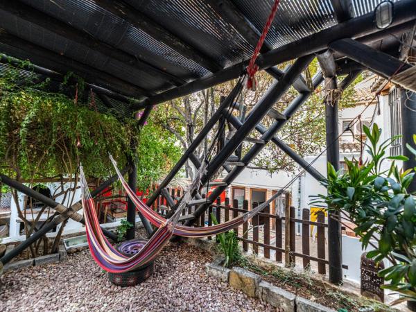 Amaka House : photo 8 de la chambre chambre quadruple avec salle de bains privative