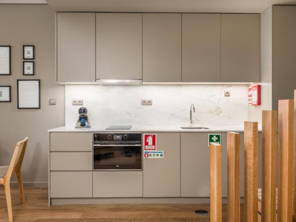 Legends House by Sweet Porto : photo 8 de la chambre chambre double ou lits jumeaux supérieure avec vue sur ville