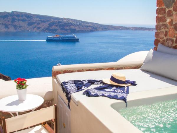 Oia Mare Villas : photo 1 de la chambre suite troglodyte avec jacuzzi extérieur