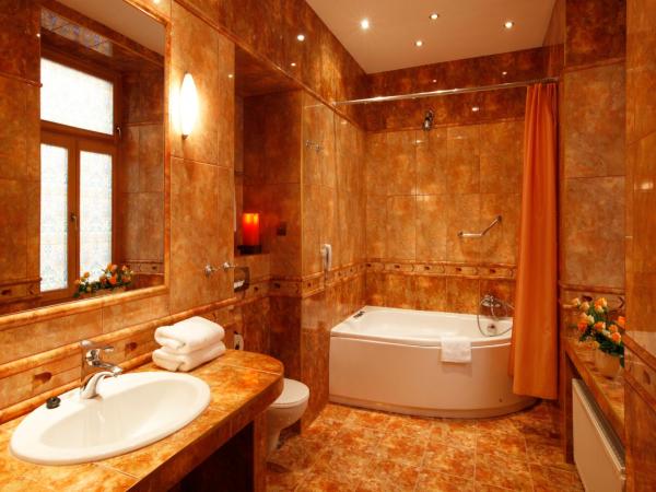 Hotel Europejski : photo 3 de la chambre suite avec baignoire spa