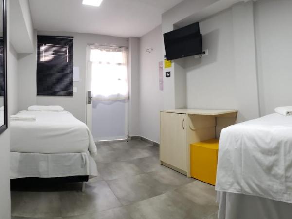 Esquina Batel - Hotel Econômico : photo 6 de la chambre chambre lits jumeaux pour personnes à mobilité réduite