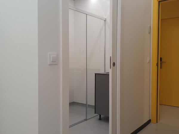 Alberg Barcelona Xanascat : photo 5 de la chambre chambre triple avec salle de bains privative