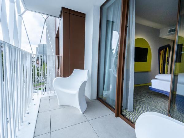prizeotel Antwerp-City : photo 6 de la chambre chambre design avec balcon