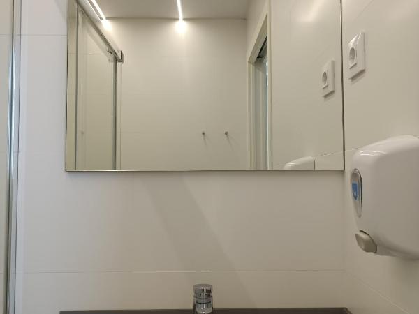 Alberg Barcelona Xanascat : photo 3 de la chambre chambre triple avec salle de bains privative