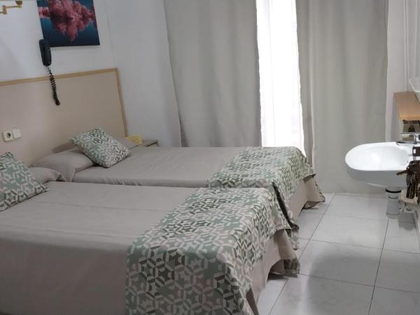 Hostal Alhambra Tarragona : photo 7 de la chambre chambre double ou lits jumeaux avec lit d'appoint et salle de bains commune