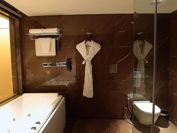 Hotel Sahara Star : photo 3 de la chambre suite lit king-size uranus avec baignoire et balcon privé - vue sur lagune