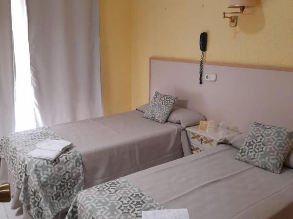Hostal Alhambra Tarragona : photo 1 de la chambre chambre double ou lits jumeaux avec balcon et salle de bains commune