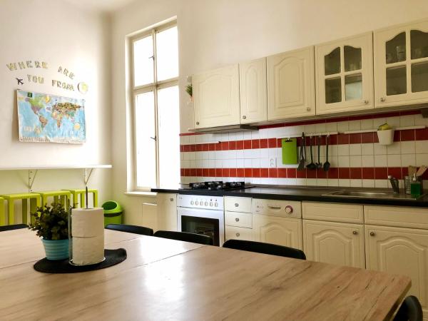 Travel&Joy backpackers : photo 9 de la chambre chambre quadruple avec salle de bains commune