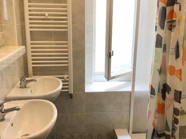 Travel&Joy backpackers : photo 10 de la chambre chambre triple avec salle de bains commune