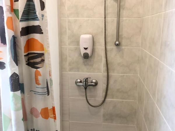 Travel&Joy backpackers : photo 9 de la chambre chambre triple avec salle de bains commune