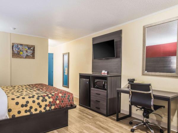 Econo Lodge : photo 3 de la chambre chambre lit king-size - non-fumeurs