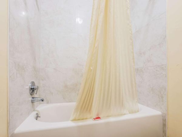 Econo Lodge : photo 4 de la chambre chambre lit king-size - non-fumeurs