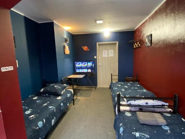 Hostel Galaxy : photo 9 de la chambre chambre triple avec salle de bains commune