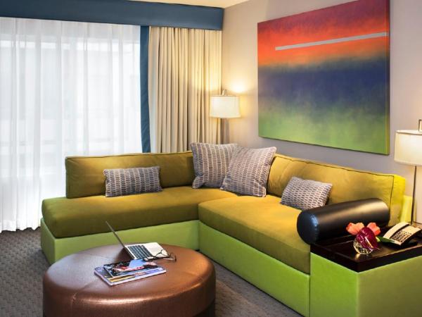 Sunset Marquis Hotel : photo 4 de la chambre suite supérieure avec 2 lits