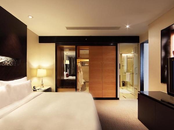 InterContinental Qingdao, an IHG Hotel - Inside the Olympic Sailing Center : photo 2 de la chambre suite junior lit king-size - vue sur ville