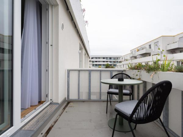 limehome Dresden Wallstraße - Digital Access : photo 10 de la chambre suite xl with balcony and courtyard view