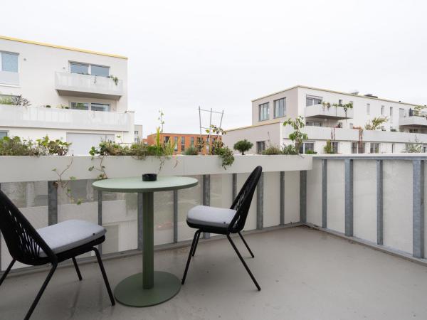 limehome Dresden Wallstraße - Digital Access : photo 4 de la chambre suite xl with balcony and courtyard view