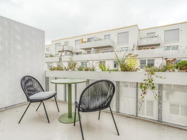 limehome Dresden Wallstraße - Digital Access : photo 5 de la chambre suite l with sofa bed, terrace & courtyard view