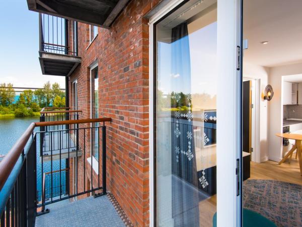 Staybridge Suites - Cardiff, an IHG Hotel : photo 4 de la chambre suite lit king-size avec balcon