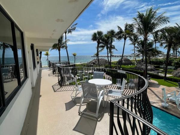 High Noon Beach Resort : photo 1 de la chambre chambre lit king-size avec balcon