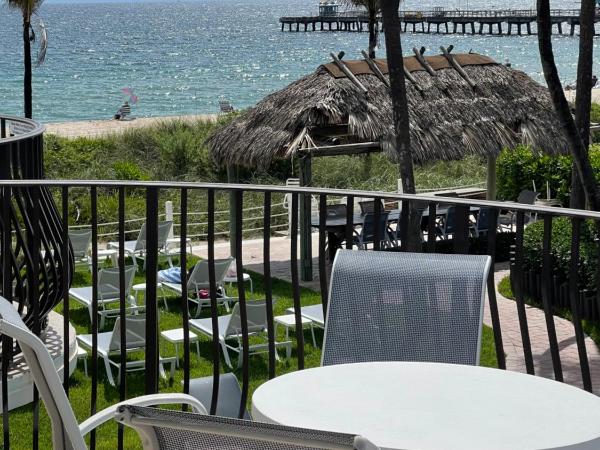 High Noon Beach Resort : photo 1 de la chambre chambre lit king-size - vue sur mer