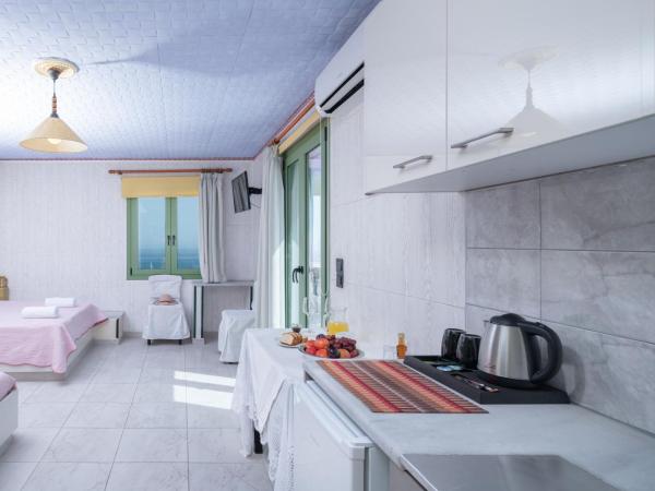 Room in Studio - Gorgeous Studio for 2 people, Swimming Pool and Sea View : photo 3 de la chambre chambre triple