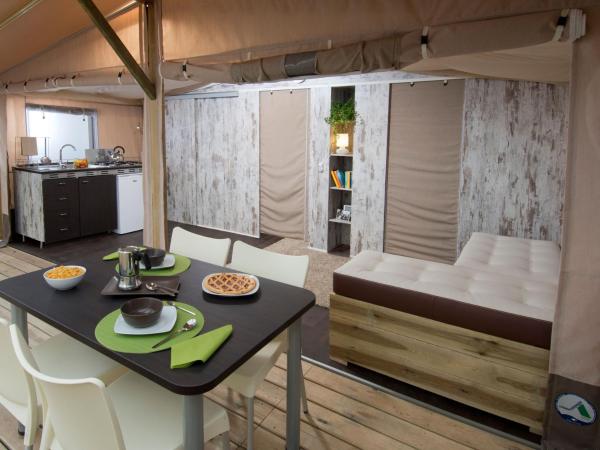 Boutique Camping Materada Beach : photo 10 de la chambre tente avec terrasse