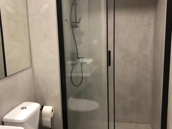 Exarcheia House : photo 5 de la chambre chambre double avec salle de bains privative