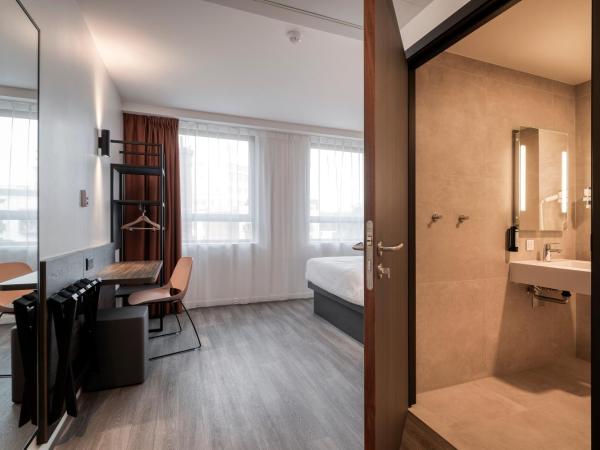 B&B HOTEL Antwerpen Centrum : photo 10 de la chambre chambre double - accessible aux personnes à mobilité réduite